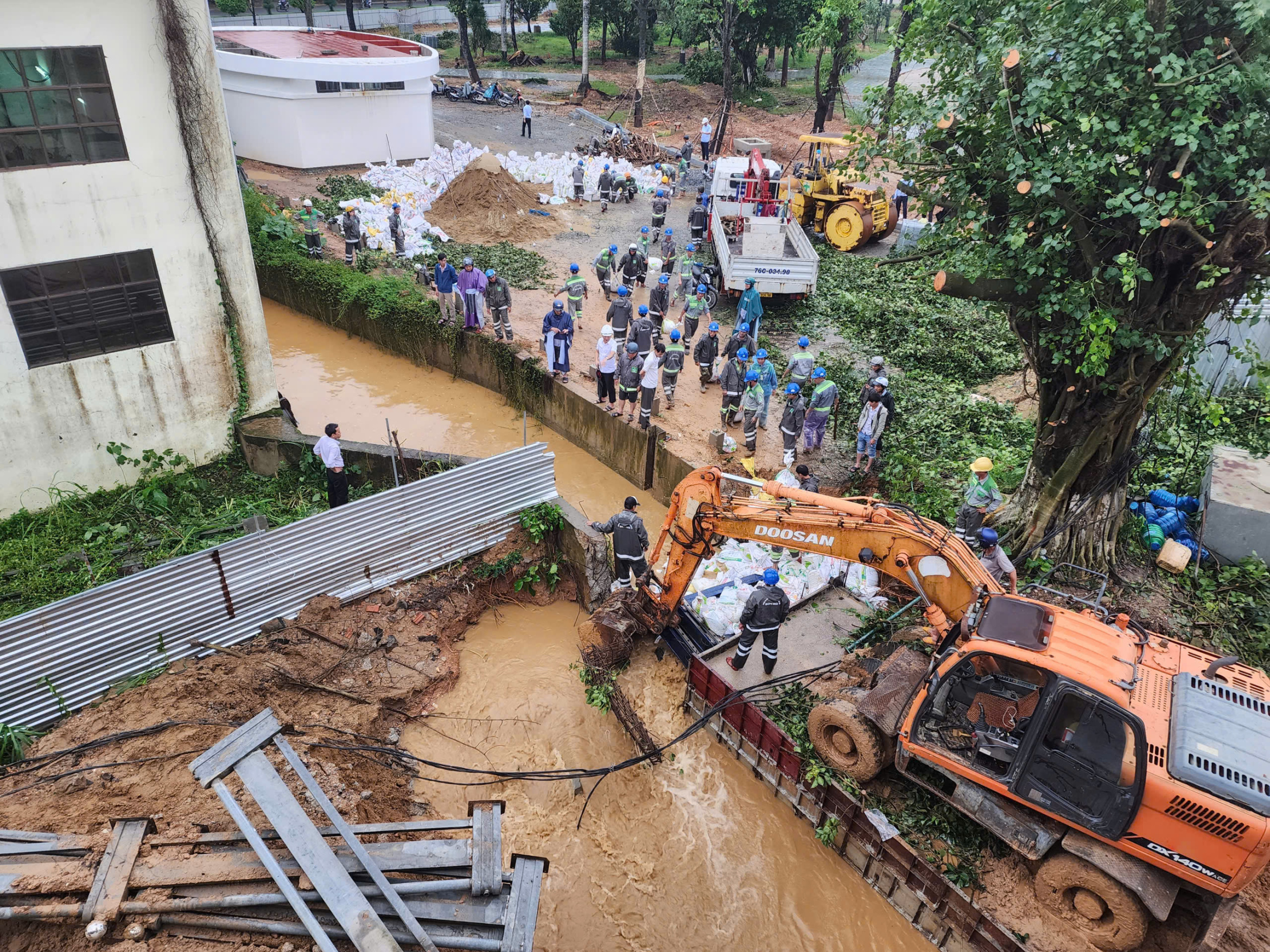 使用沙袋堵塞运河,阻止茶曲河水涌入广义市中心